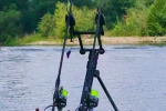 Detail kaprového prúta SPORTEX Beyond Carp 13ft 3,75lb v stojane s neónovo žltým vlascom.