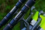 Detail kaprového prúta SPORTEX Beyond Carp 13ft 3,75lb v stojane s neónovo žltým vlascom.