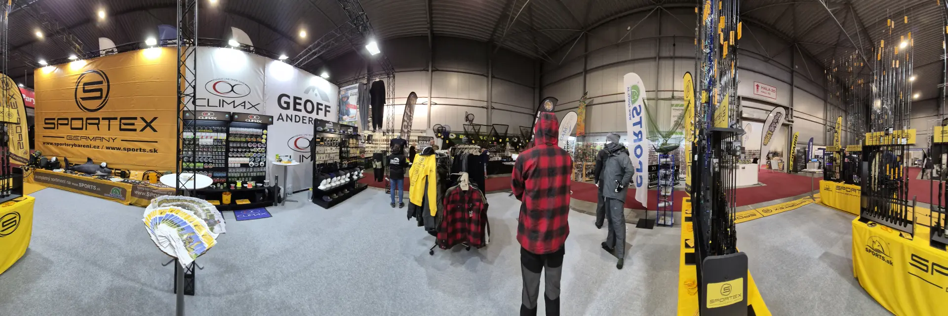 Koláž log značiek Sportex, Geoff Anderson a Climax s upútavkou na rybársku výstavu FOR FISHING Nitra 2026. Na obrázku sú zobrazené špičkové rybárske prúty Sportex, nepremokavé oblečenie Dozer a Urus a logo SPORTS na pozadí výstavy Agrokomplex