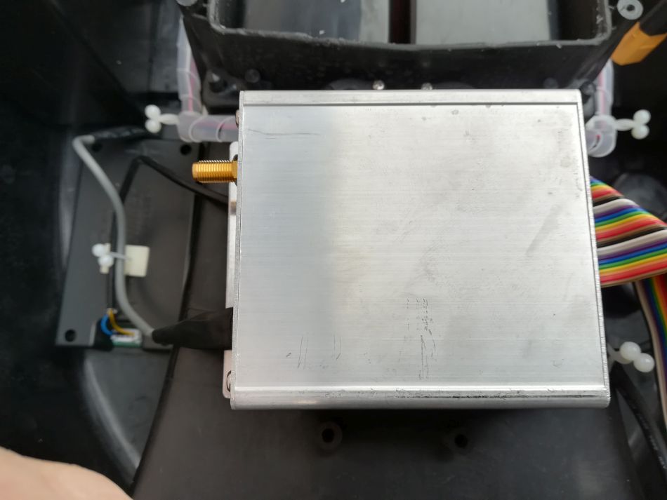 V tieniacom puzdre prijímacia a riadacia elektronika
