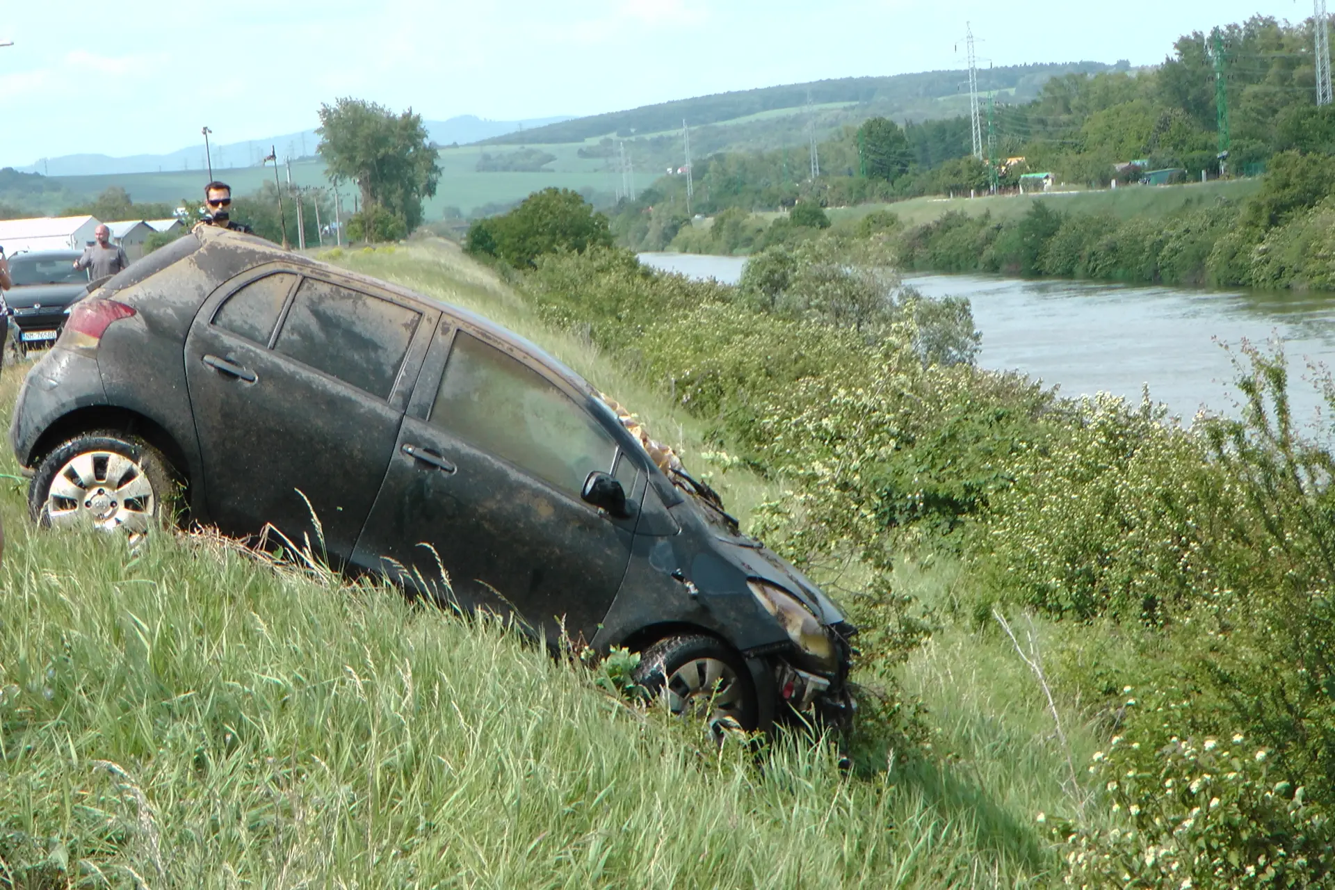 P�tracia z�chran�rska akcia na brehu rieky s vyu�it�m lodnej techniky