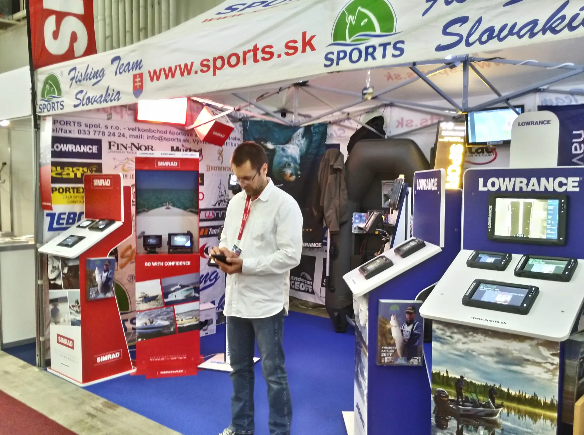 Celkov� poh�ad na expoz�ciu a stojany Lowrance a Simrad na ryb�rskej v�stave