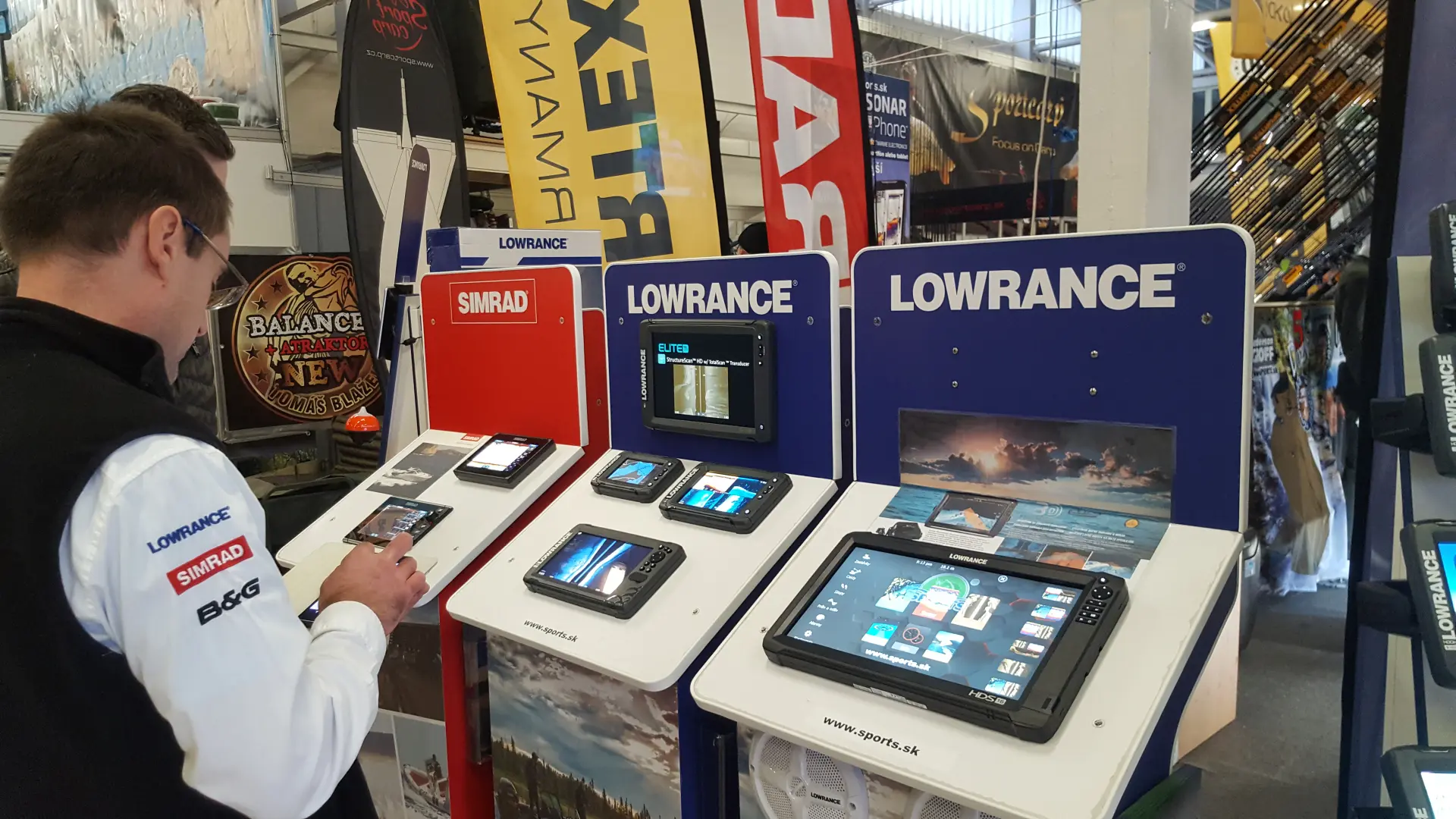Juraj �itnansk� vysvet�uje funkcie na paneloch Lowrance, Simrad and B&G