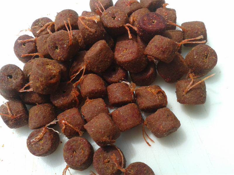 Peletkáče Red cesnak Čierny Halibut