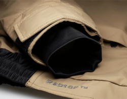 1. Elastick manety na rukvoch brnia preniknutiu chladnho vzduchu vybaven aj sahovacm suchm zipsom