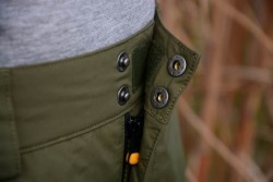 5. Najkvalitnejie YKK zipsy s klopou - dvojit zapnanie na cvok a poistka vo forme suchho zipsu ochrni pred nhodnm rozopnutm nohavc