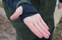 10. Elastick manety na rukvoch s dierkou na palec brnia prenikaniu vlhka a chladu