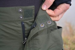 7. Zips s klopou a dvojitým zapínaním na cvok a poistka vo forme suchého zipsu ochráni pred náhodným rozopnutím nohavíc
