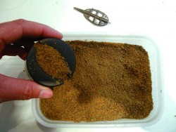 Tip na plnenie feeder krmítka - do plniacej misky vložíme háčik s návnadou