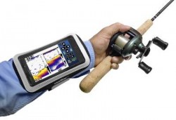 Cez Pripojenie WIFI sa spojíte s vašim smartfonom - Smartfon pripevnený na ruke a kontrola nahodeného sonaru