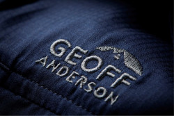 Geoff Anderson Ezmar Light logo na hrudi