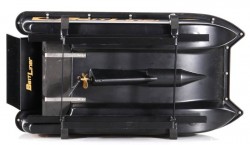  lodka na vyv�zanie na konstrukcii ktor� je v ta�ke  zo zadnej strany