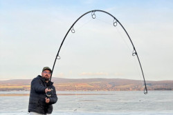 Ohyb pr�tu SPORTEX Catapult Carp CS-4 pri zdol�van� kapra