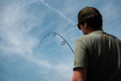 �Ohyb�ryb�rskeho pr�tu Sportex Revolt Carp CS2 Stalker pod z�a�ou.