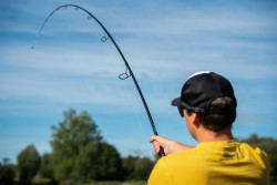  Zdol�vanie a �ahanie ryby pr�vla�ov�m pr�tom Sportex Sturgeon